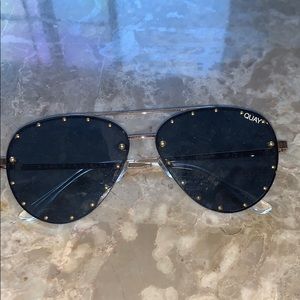 QUAY SUNGLASSES IN “Roxanne”